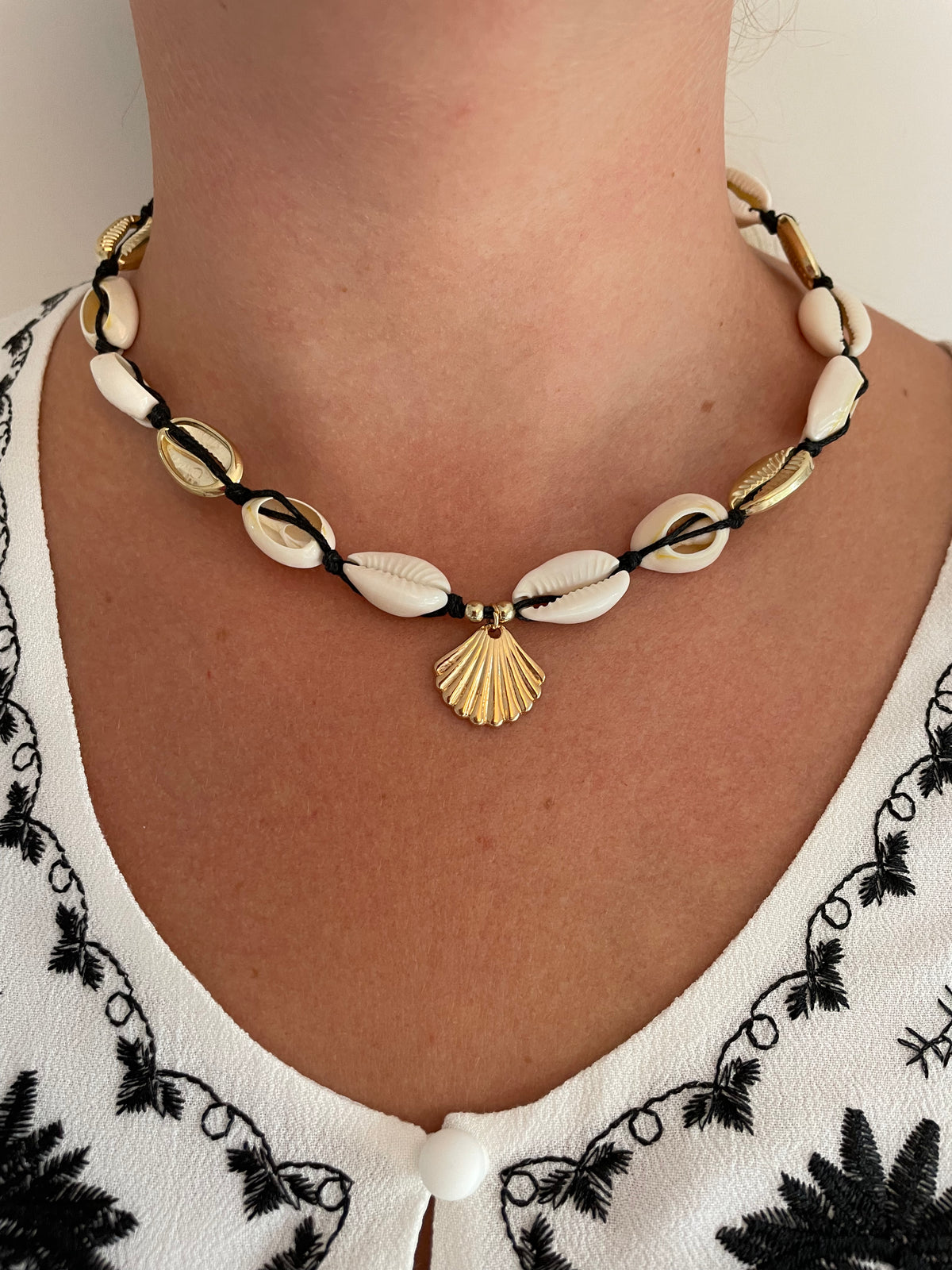 SHELL CHOKER BLACK & GOLD