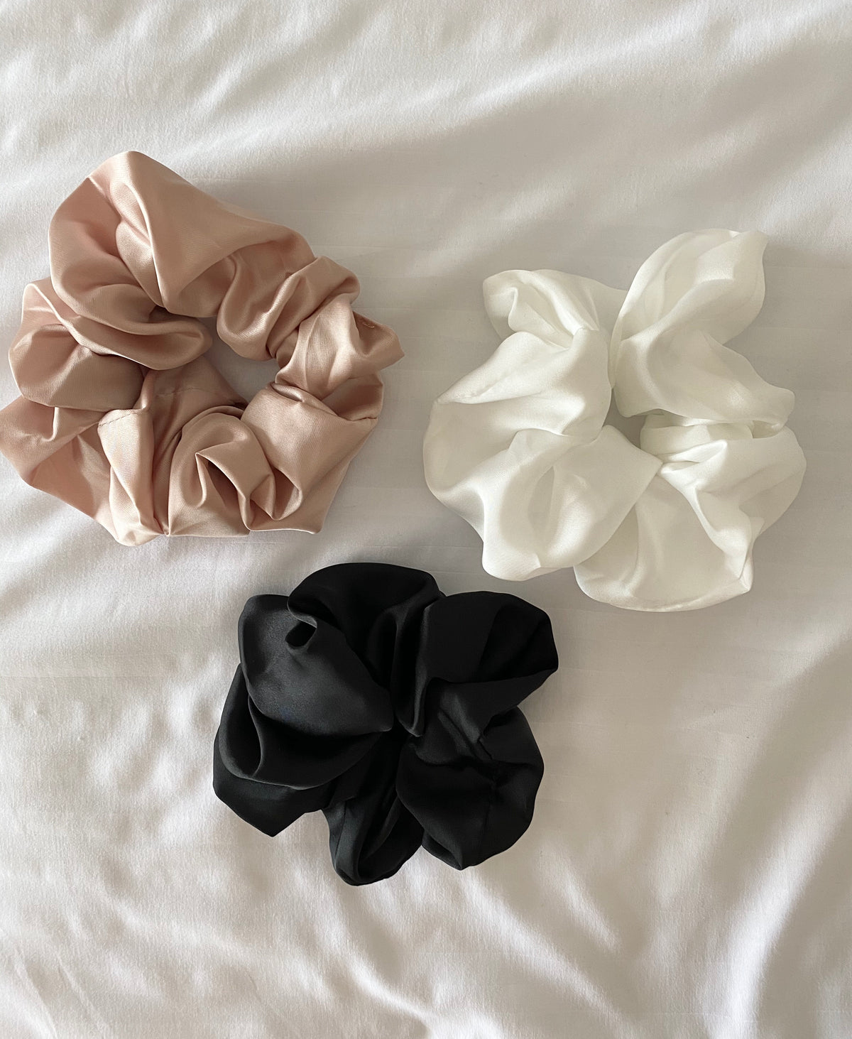 NEW YORK SATIN SCRUNCHIE BLACK