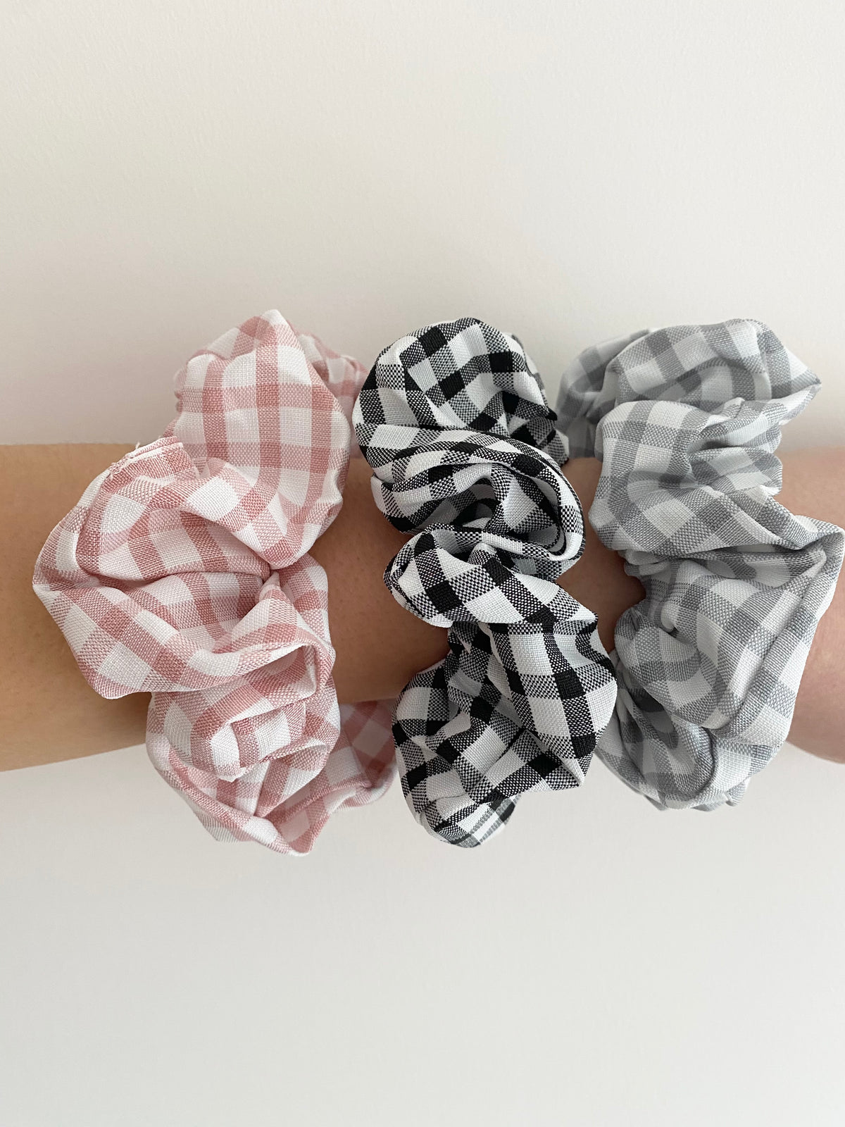 ST IVES GREY GINGHAM SCRUNCHIE