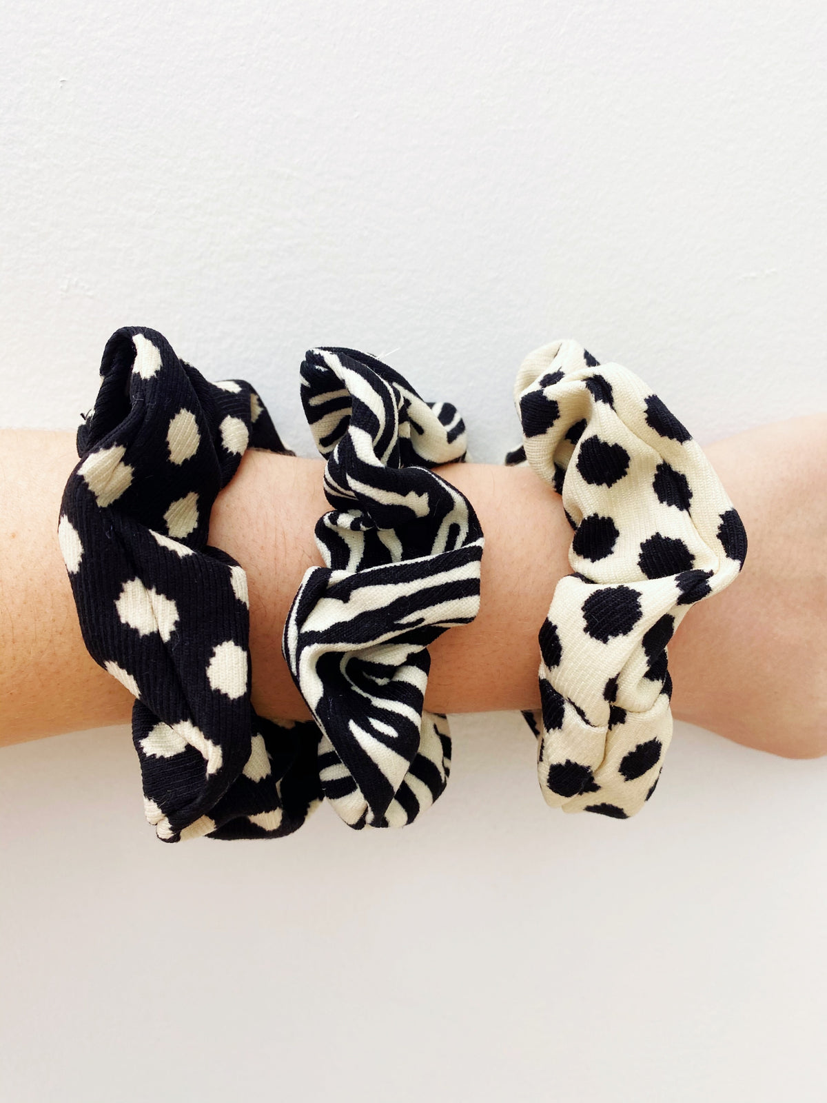 SYDNEY SCRUNCHIES BLACK